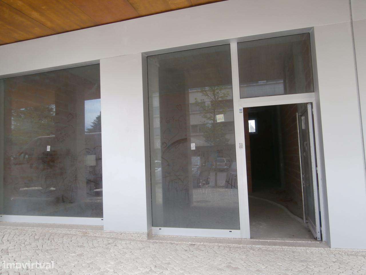 Loja ampla com wc e estacionamento - Edifícios Viriato II - Grande imagem: 2/11