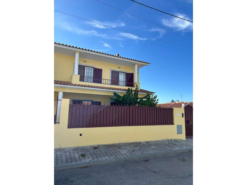 Moradia Geminada duplex Usada com Piscina a Venda no Centro de Fern... - Grande imagem: 2/38