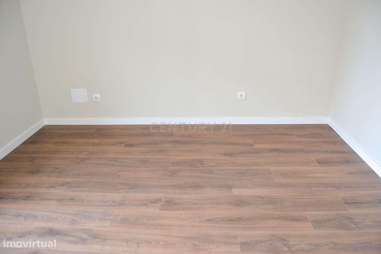 Apartamento moderno e renovado com três quartos no centro da Lourinhã - Grande imagem: 4/12