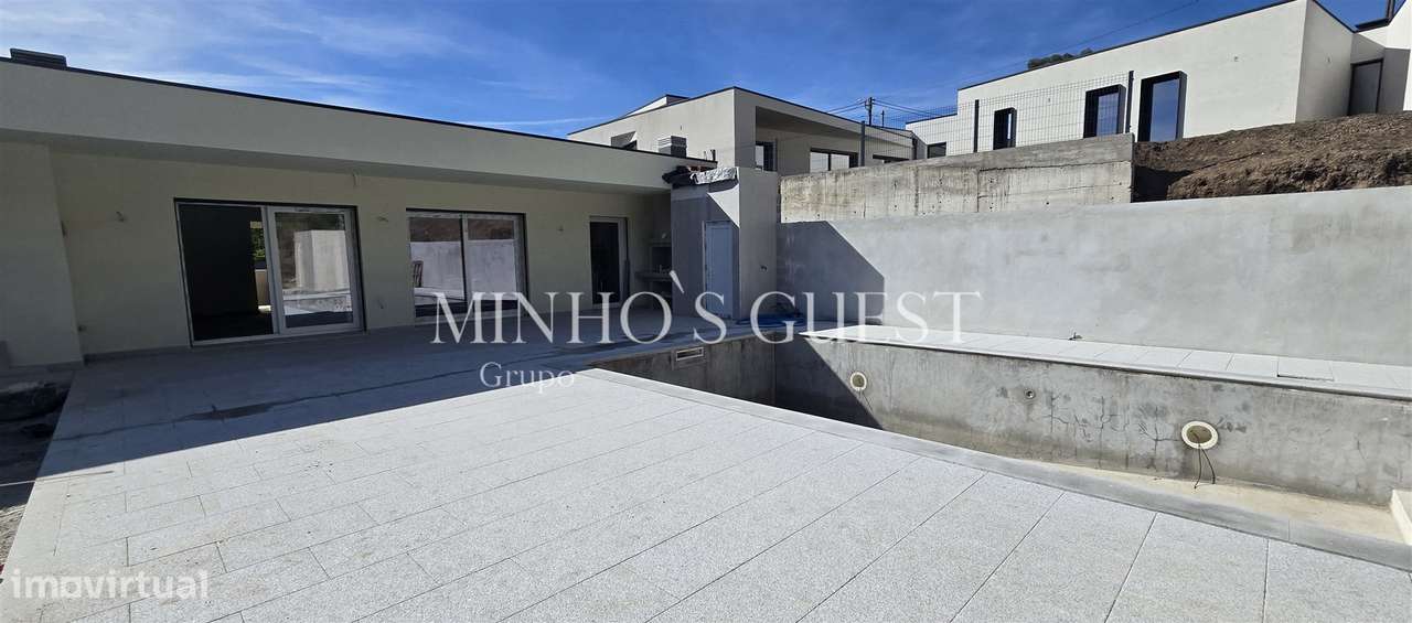 Moradia Individual V3 Nova c/ Piscina, Churrasqueira e Jardim em Espin-23