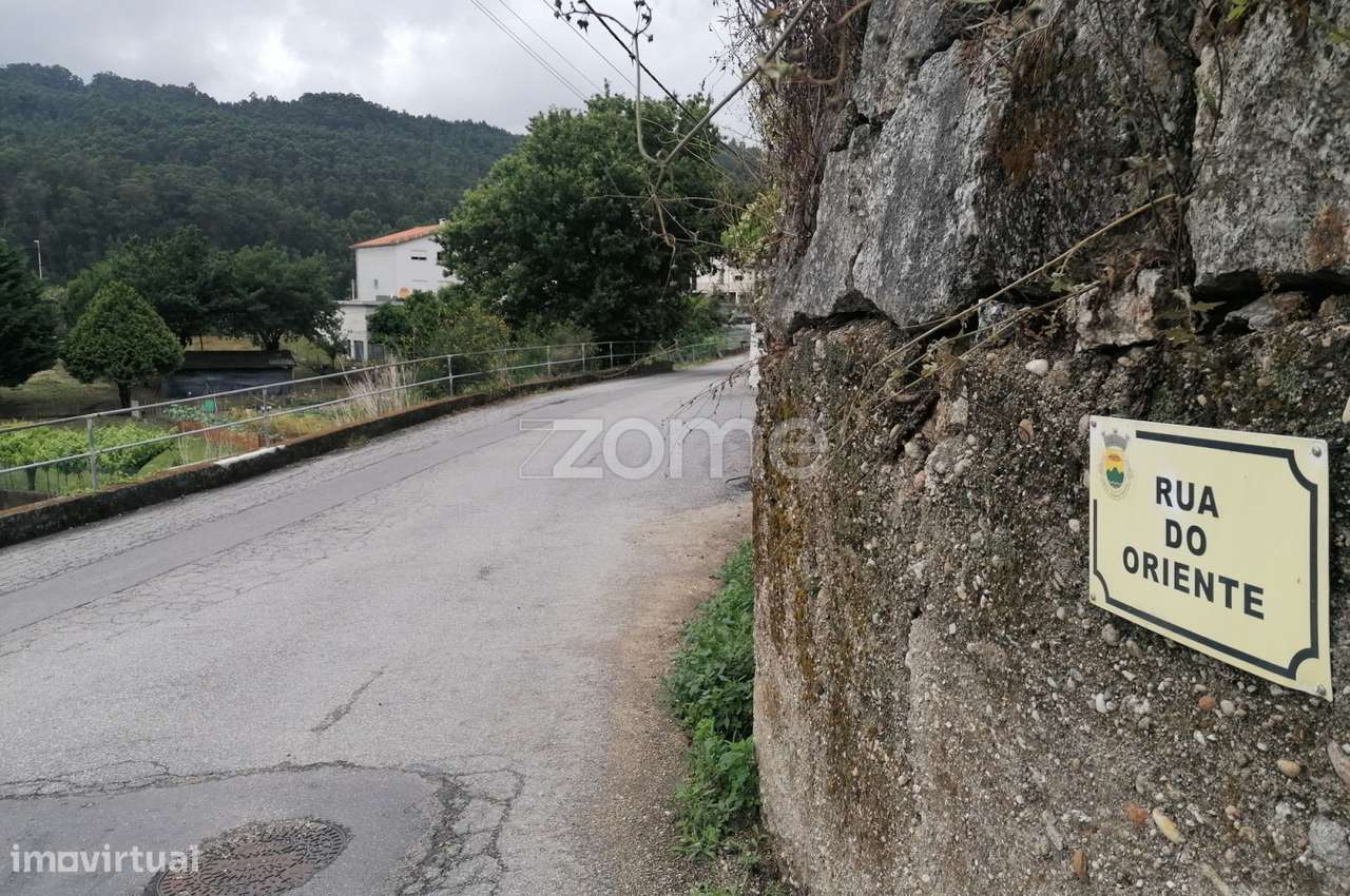 Terreno Urbano com 710 M2 em rua do Oriente Famalicão - Grande imagem: 2/17