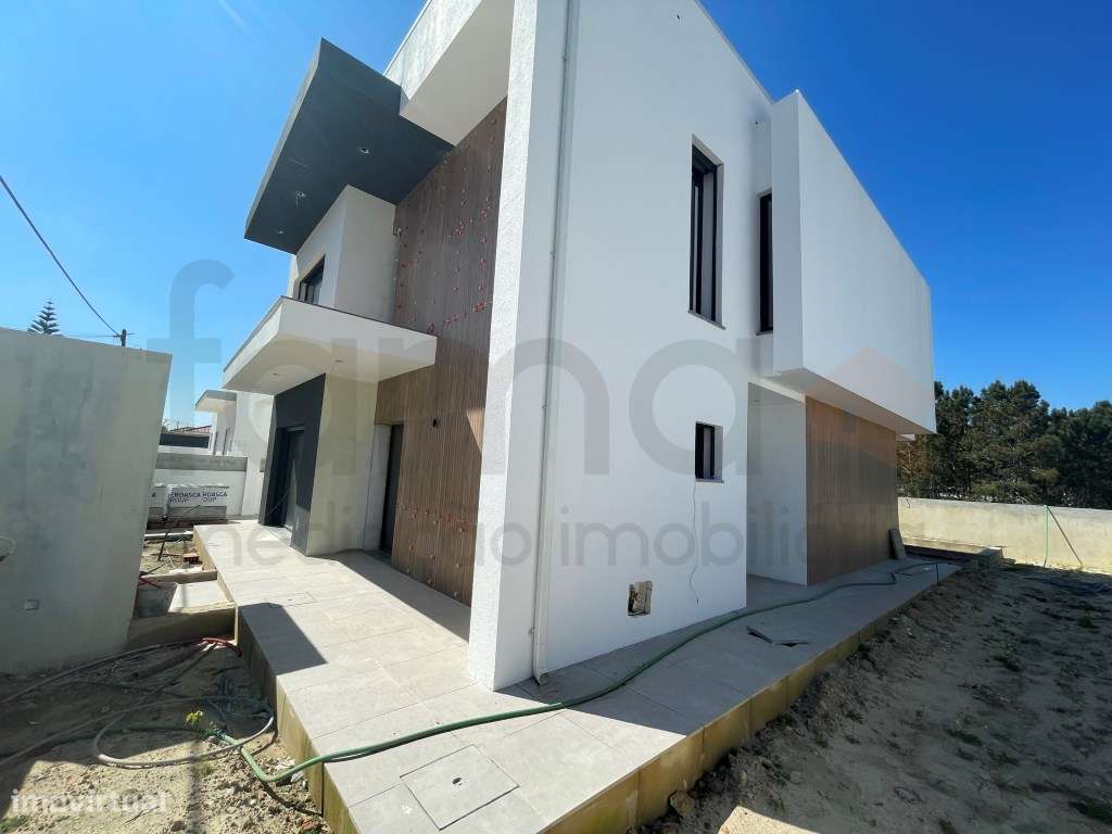 Moradia T3 com jardim e piscina em zona residencial tranquila-7