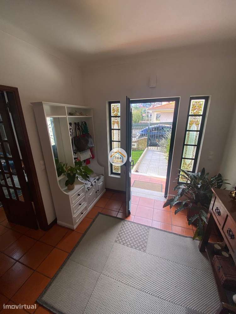 Moradia Geminada  de um dos lados do outro tem entarada e jardim em to-9