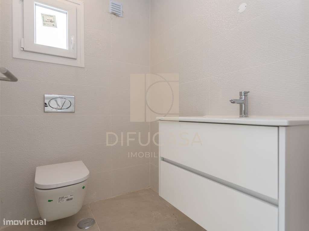 Moradia Com Garagem e Piscina Pronta a Habitar-13