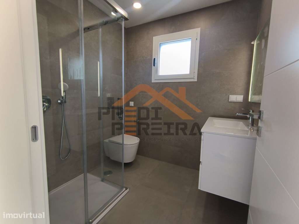 T2 com box, situado em Santo António dos cavaleiros. - Grande imagem: 4/19