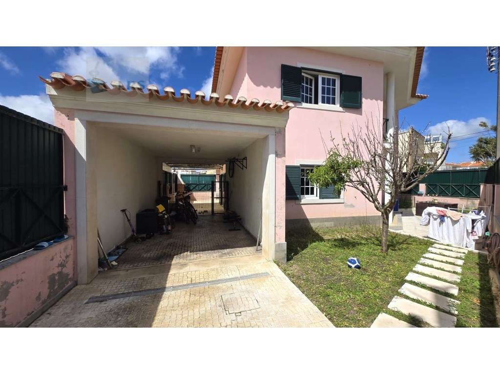 Moradia em Alcoitão - Excelente Oportunidade

Situada numa zona r...-6