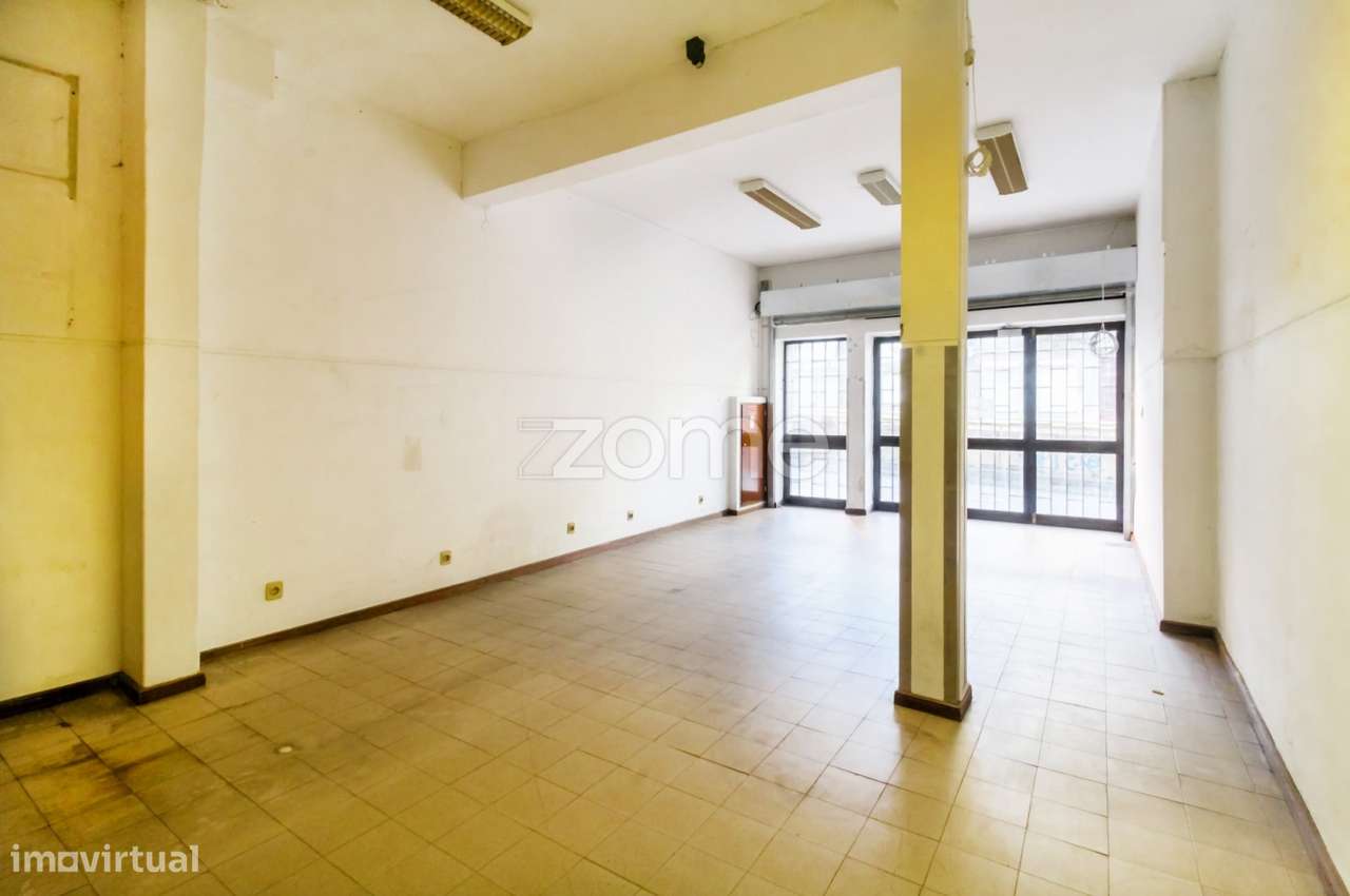 Loja com 2 pisos na Rua Faria Guimarães, Porto - Para investimento - Grande imagem: 5/32