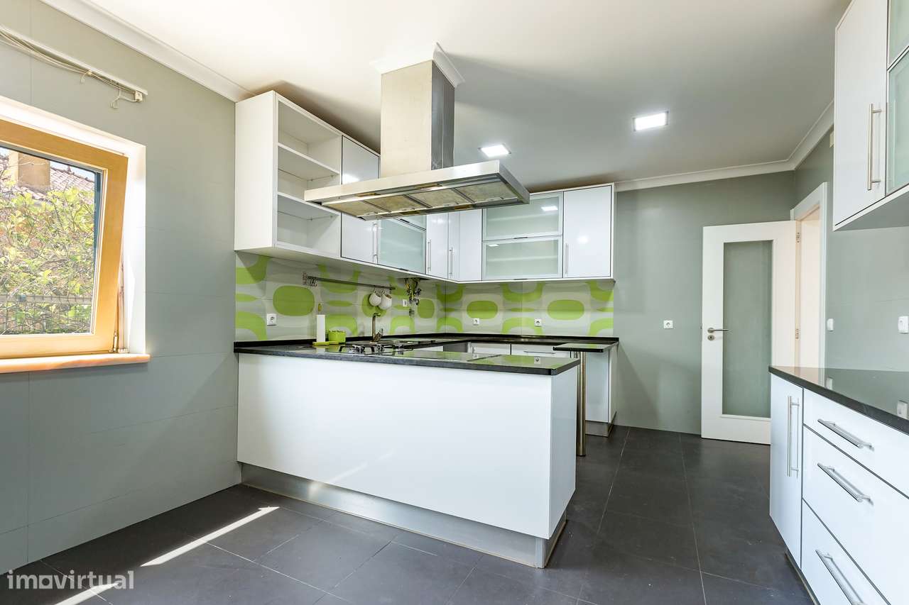 Moradia T4 Renovada | 3 Suites | Lote 900m2-6