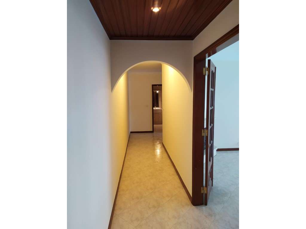 T2 equipado c/parqueamento na Urb. Cavaleira-7