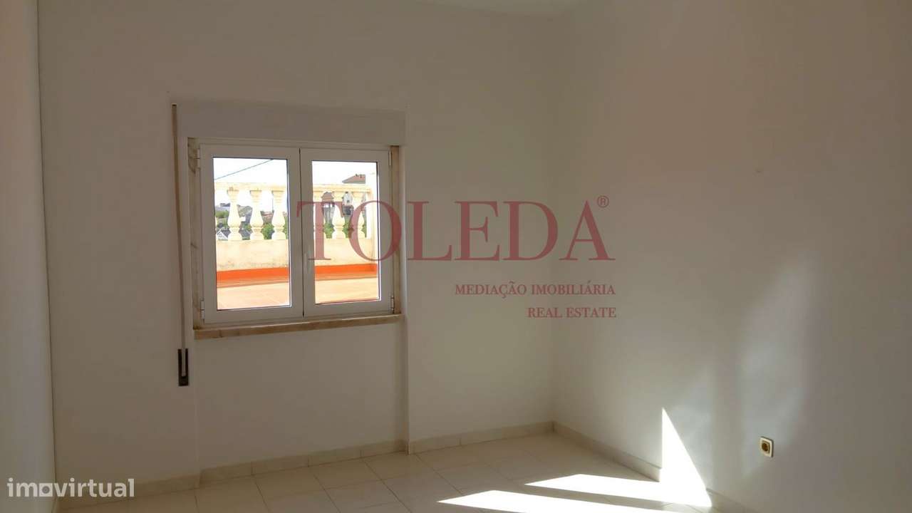 Moradia Bifamiliar com 2 T3 em Vialonga-16