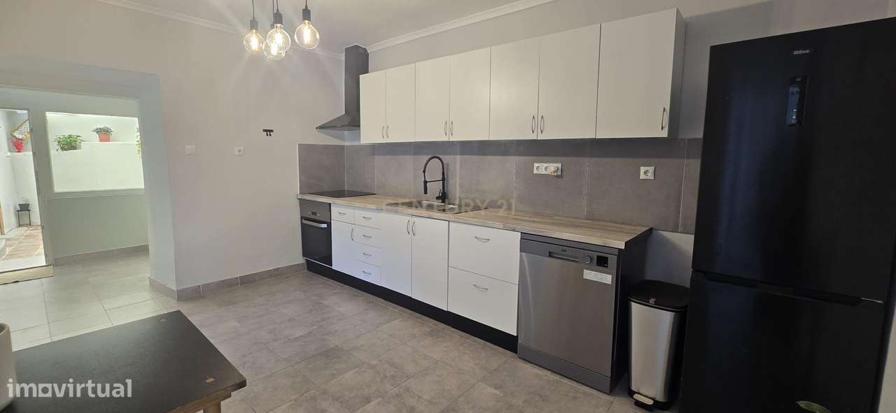 Moradia T3 transformada em T2 com adega - Torres Vedras - Grande imagem: 4/55