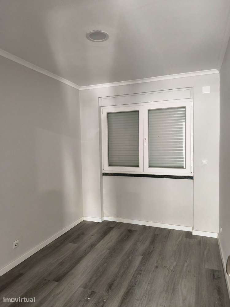 T2 Em Benfica, Totalmente Remodelado, Como Novo, Cozinha Equipada-16