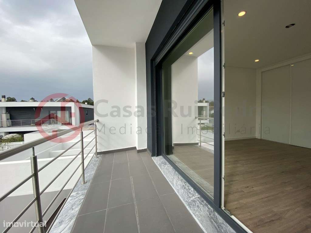 Moradia T4 isolada, com piscina, na Quinta de Valadares, Corroios - Grande imagem: 5/35