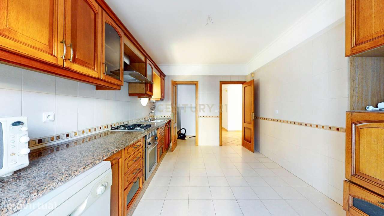 Moradia T4 em Alverca, com Jardim e Garagem-15