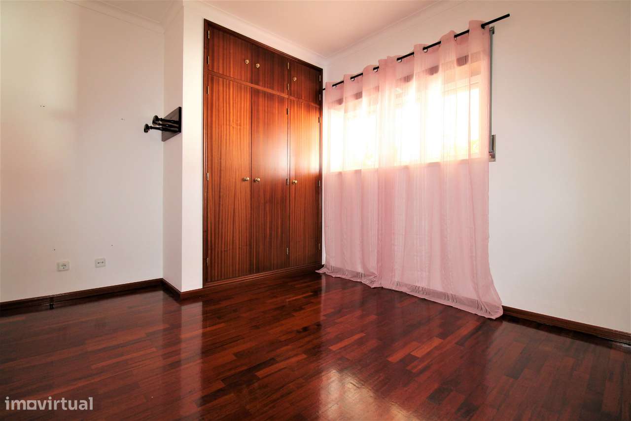 Apartamento T3 com Garagem, Granja do Ulmeiro-11