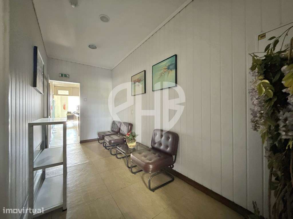 Edifício Comercial 2 Pisos // Rua do Padrão - Pedroso-19