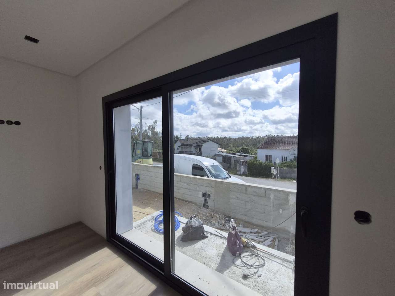 Moradia T3, térrea, geminada com garagem e jardim. Fração "A"-5