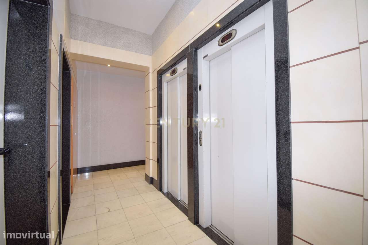 Apartamento T3 com Áreas Generosas e Vista Desafogada-27