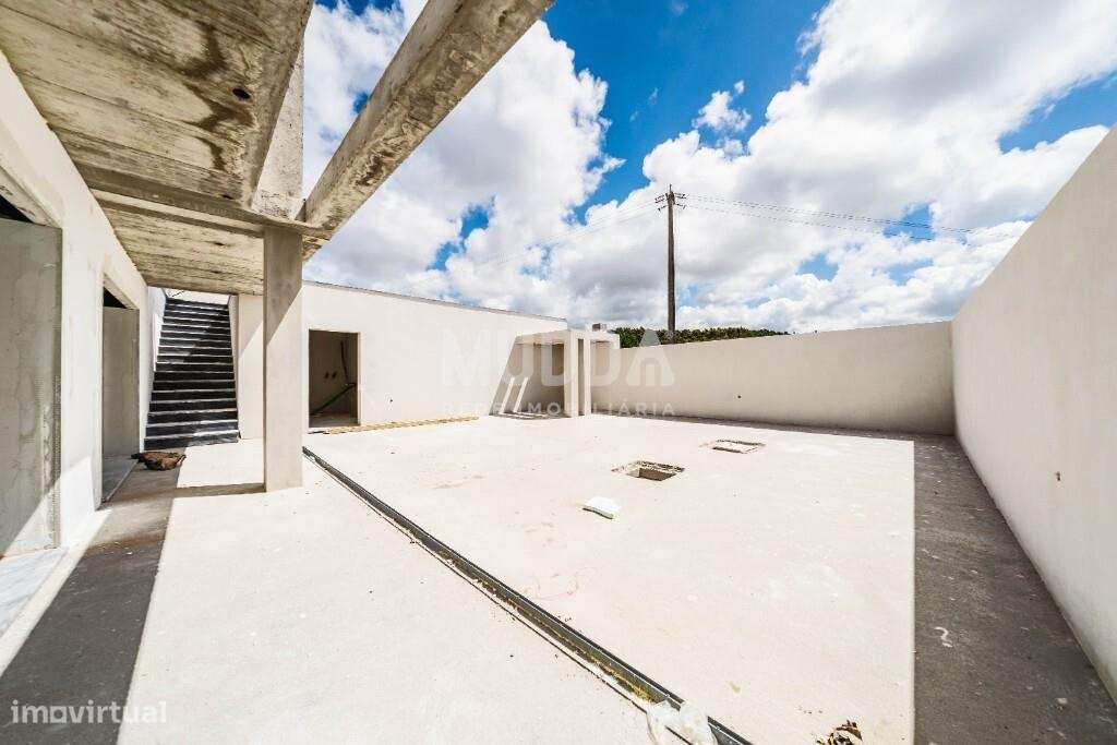 Moradia isolada de design contemporâneo nos Casais Mestre Mendo-3