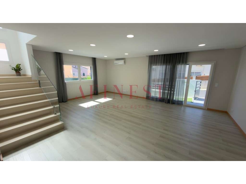 Moradia em Famões pensada para T4 | sala de 43 m² que dá 4.º quarto...-4