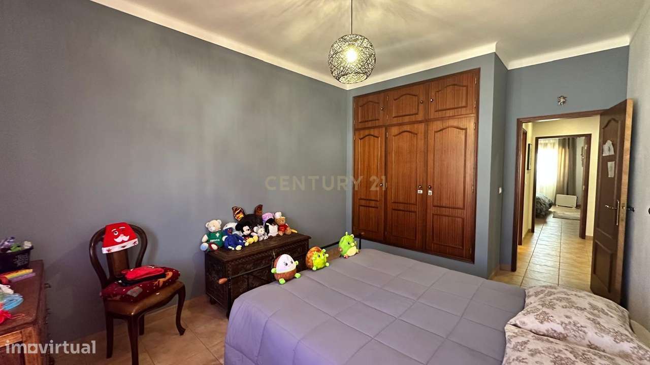 MORADIA  T4 BASTANTE ATRATIVA , ESPAÇOSA E COM MUITA LUZ NATURAL EM A-8