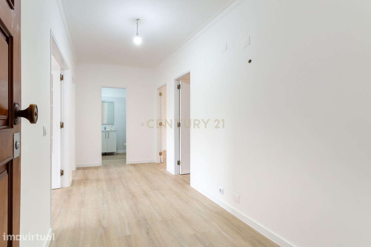 Apartamento T2 com terraço a 150m da estação de Queluz – Monte Abraão - Grande imagem: 1/32