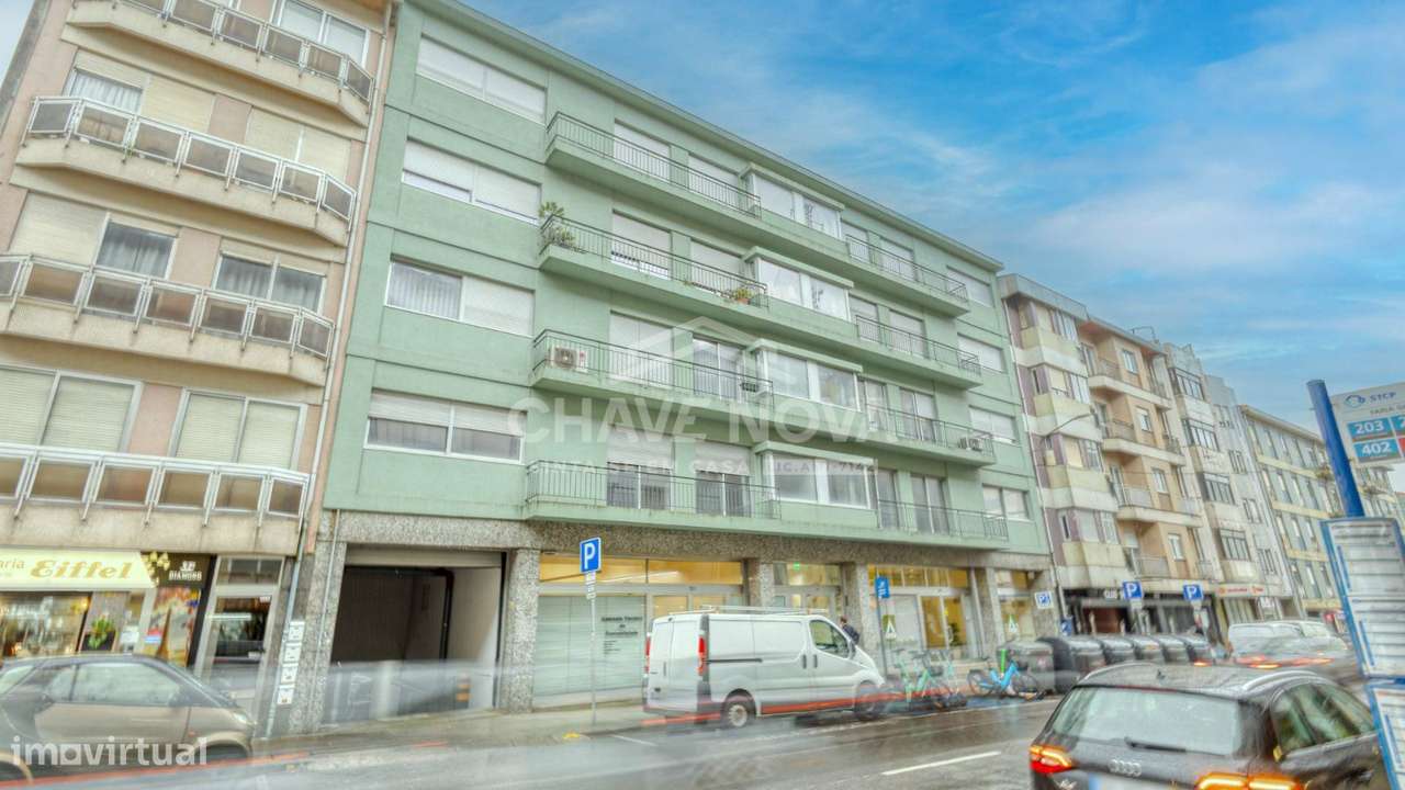 Apartamento T2 c/ Varanda e 2 Lugares de Garagem-Constituição/ Marquês-25