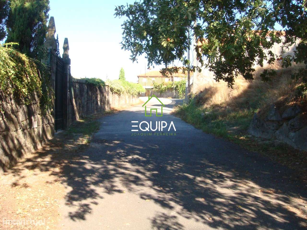 Terreno para construção (com moradia  T-5, construída em grosso), e-25