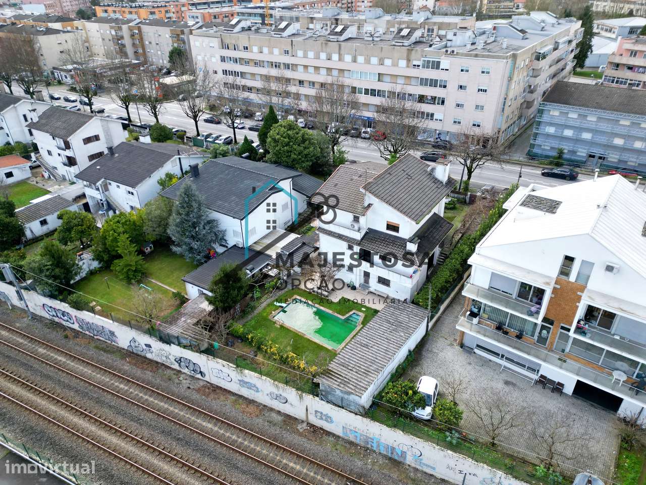 Moradia T5 com Piscina na Rua Padre Cruz, Maximinos-42