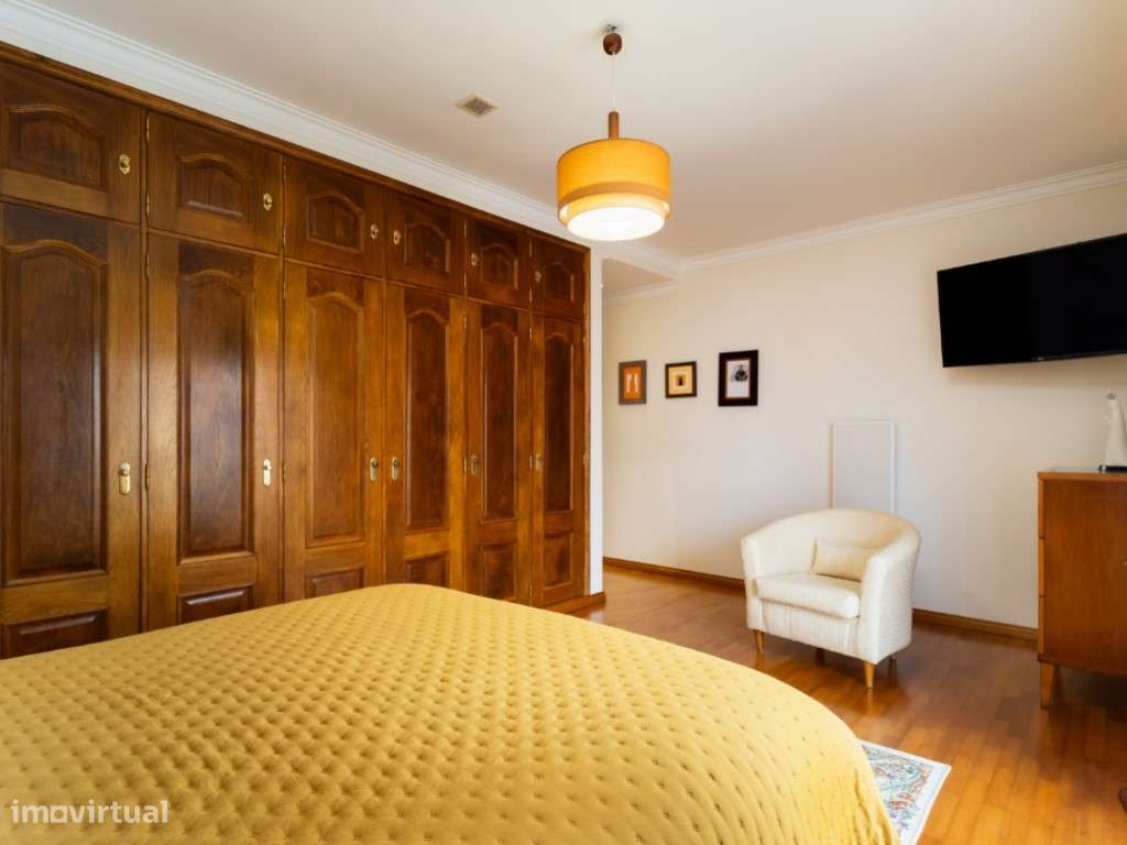 Moradia T4+1 localizada no bairro do 'Casal Novo'.-12