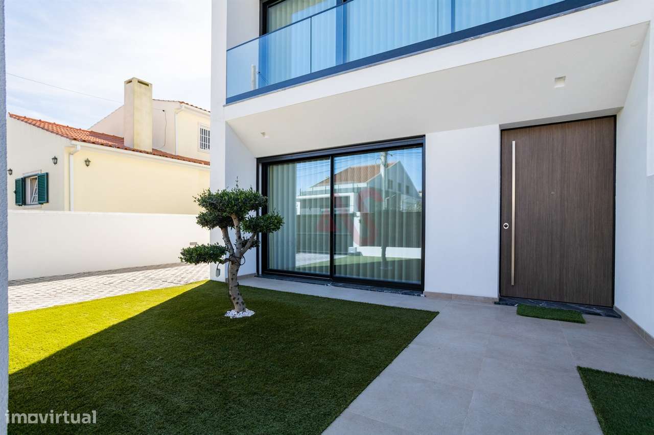 Moradia t4 com acabamentos de luxo, situada na vila de Fernão Ferro - Grande imagem: 3/31