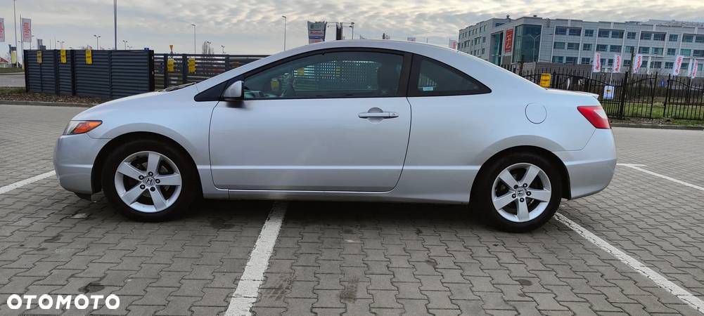 Honda Civic 1.8 LX Coupe - 9