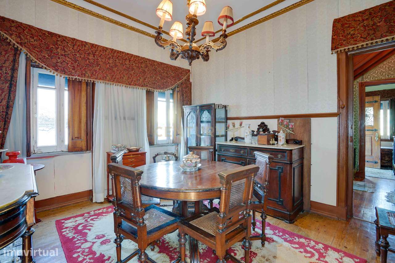 Moradia independente T6, situada no coração da linha de Cascais, junto-15