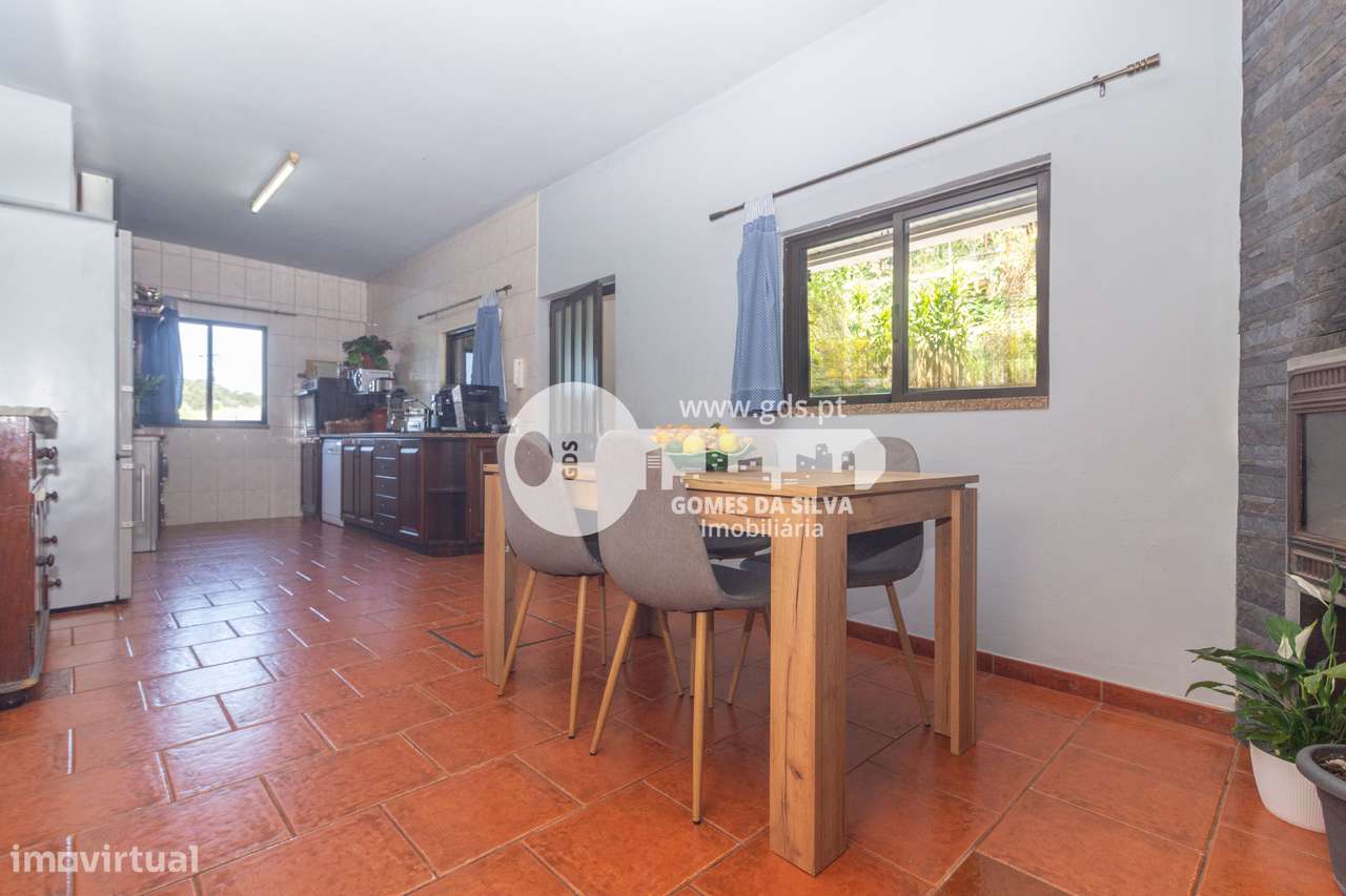 Moradia T3+1 com Espaços Comerciais – Ideal para Viver e Investir-9