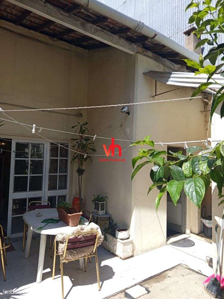 Vende-se Moradia ao Carvalhido com Potencial de Investimento-12