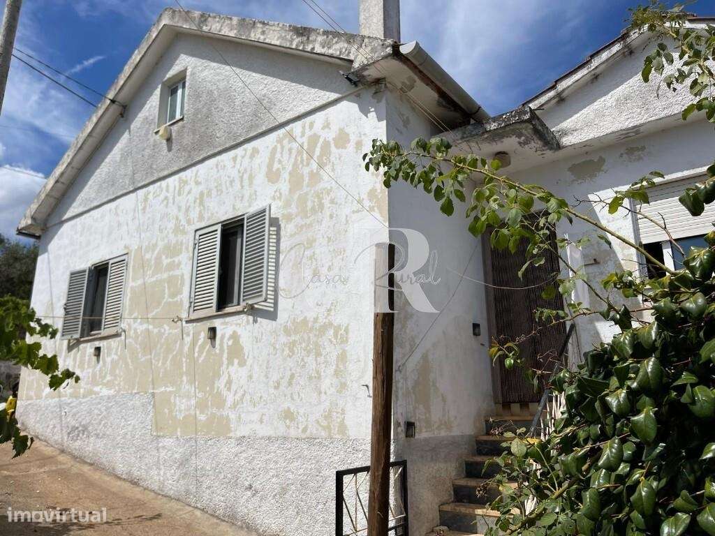 Moradia Térrea Isolada de 2 Quartos com Jardim, Anexos e Garagem, entr-18