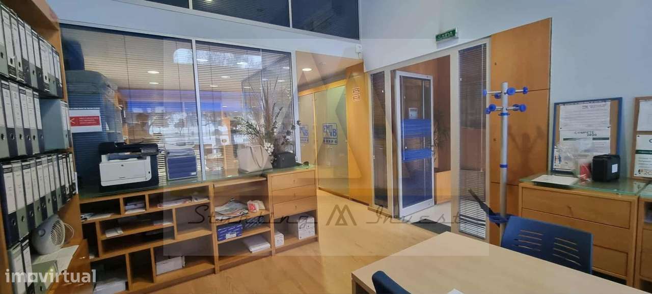 Loja comercial no largo do passeio Alegre, na Póvoa de Varzim. - Grande imagem: 3/17