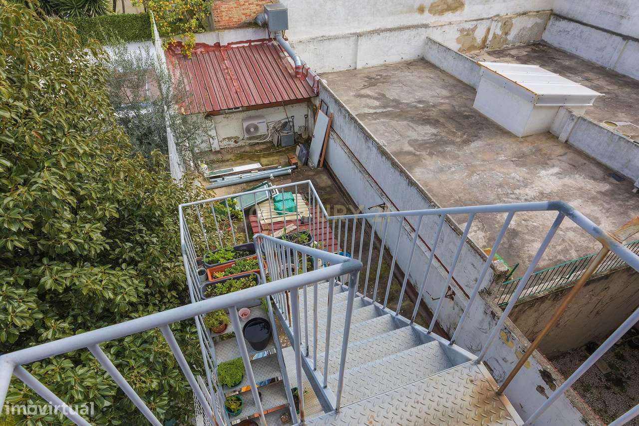 Prédio em propriedade Total | 3 Apartamentos T2+1 e Loja | Lisboa | A-26