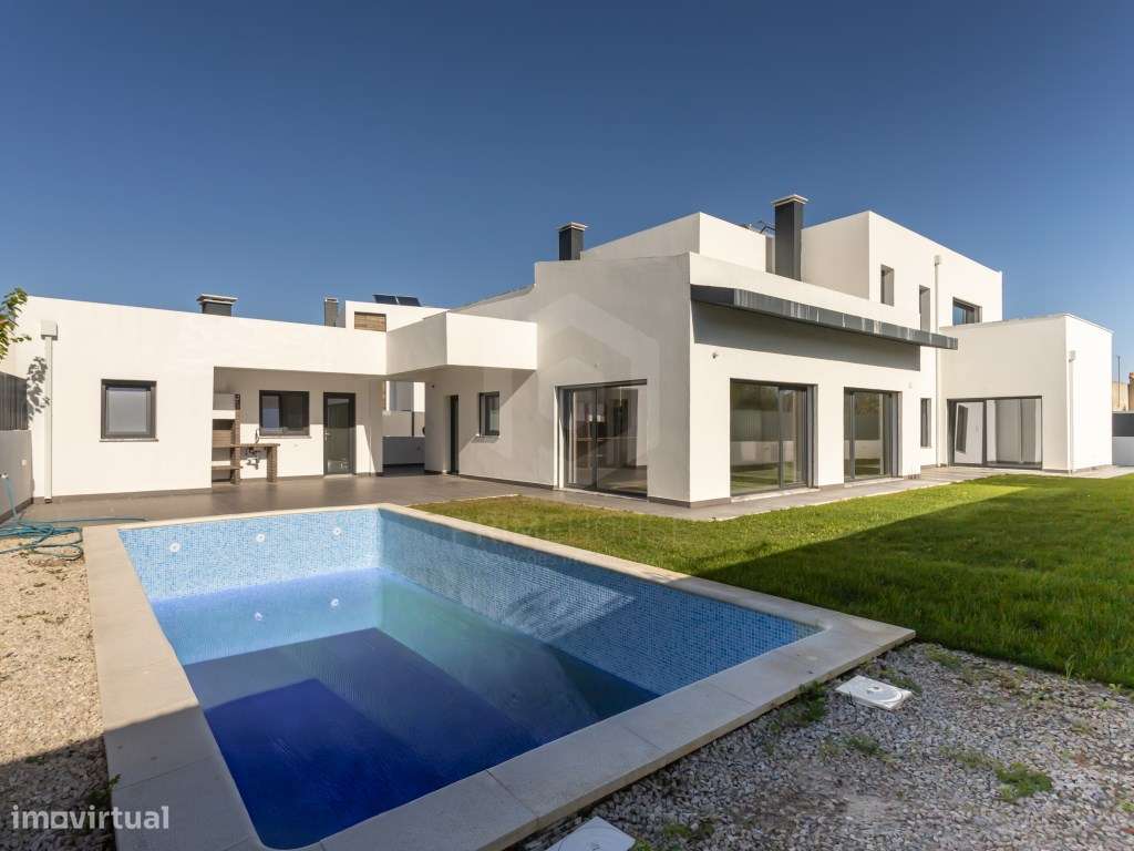 Moradia isolada T5 acabamentos Premium/ piscina e garagem-12