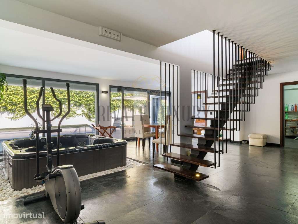 Moradia T4 Contemporânea com Piscina em Caxias-19