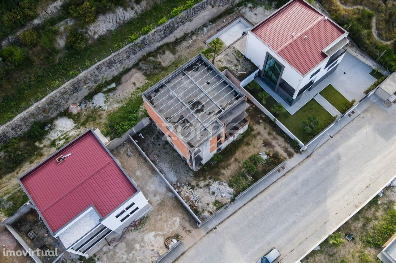 Terreno de construção com benfeitoria na encosta do Bom Jesus em Br...