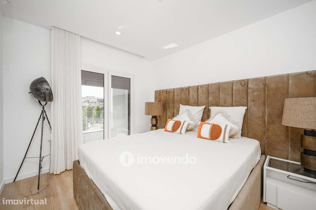 Moradia T3+1 moderna, com piscina e garagem, na Caparica-26