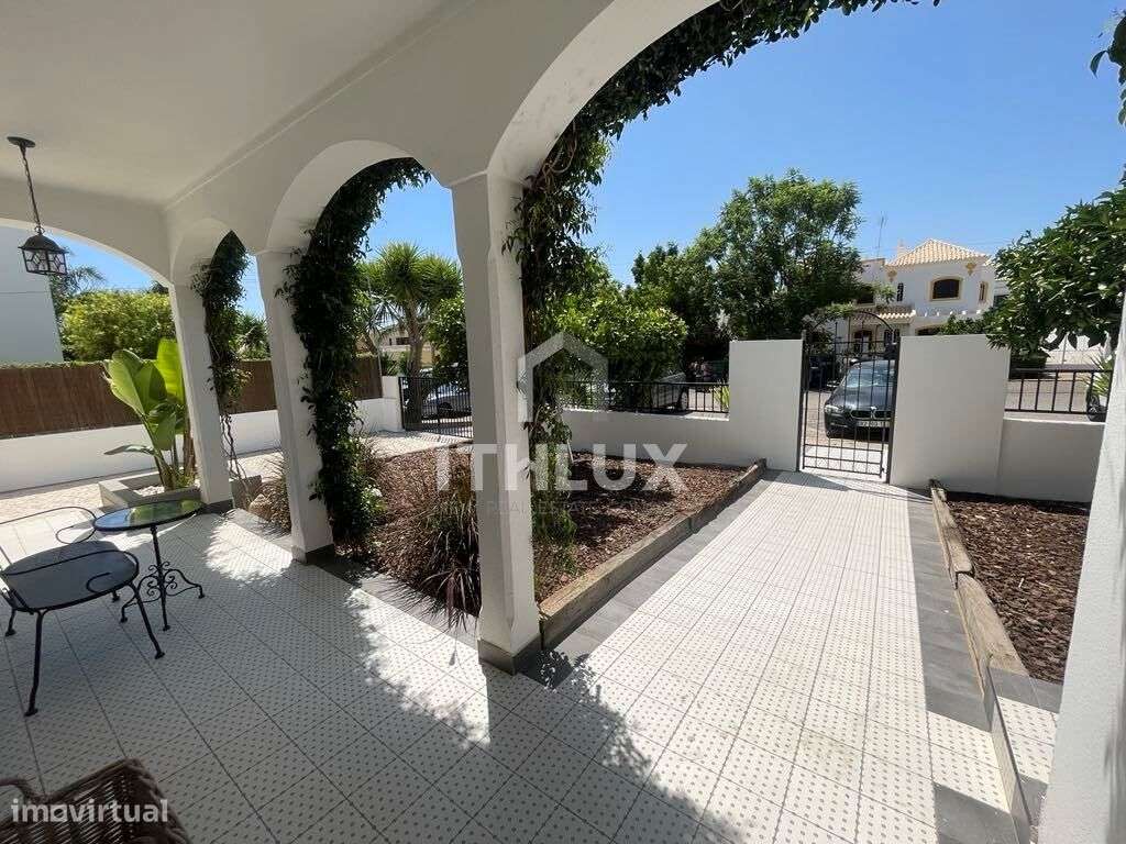Villa de luxo impecavelmente apresentada com piscina e jardins em Tavi-4