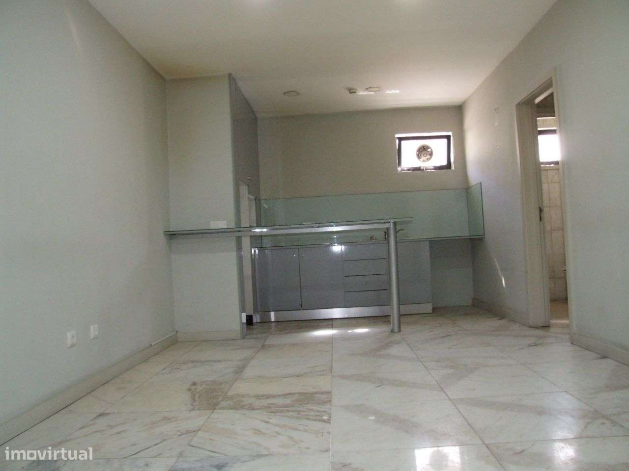 Armarém+ cave + 2 lugares de garagem- A 28 - Grande imagem: 3/12