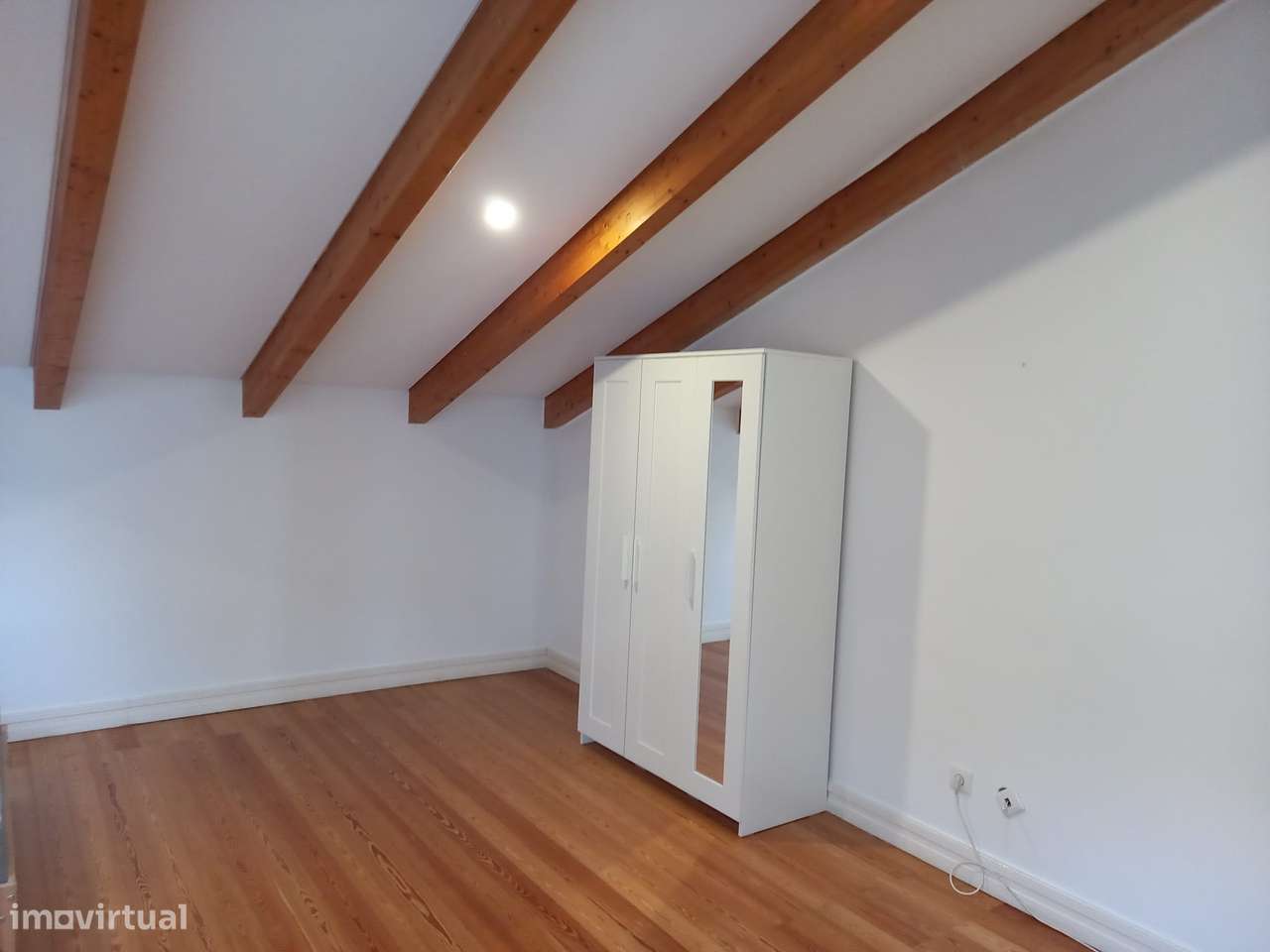 QUARTO mobilado c WC privativa - Avenidas Novas - Grande imagem: 4/18