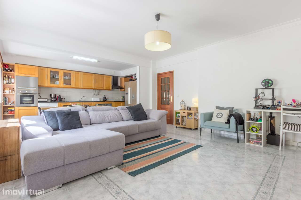 Apartamento T3 em Excelente Localização na Quinta do Conde - Grande imagem: 2/18