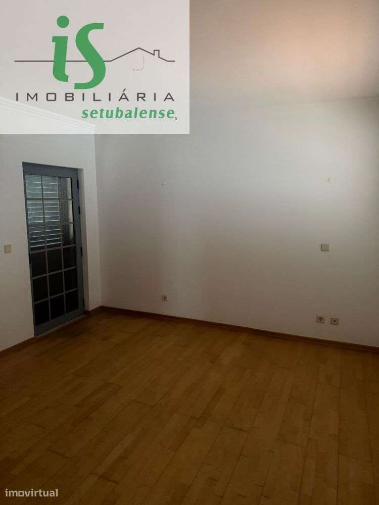 MORADIA T4 NA SOBREDA COM GARAGEM ISOLADA E TERRENO EM GAVETO.-13