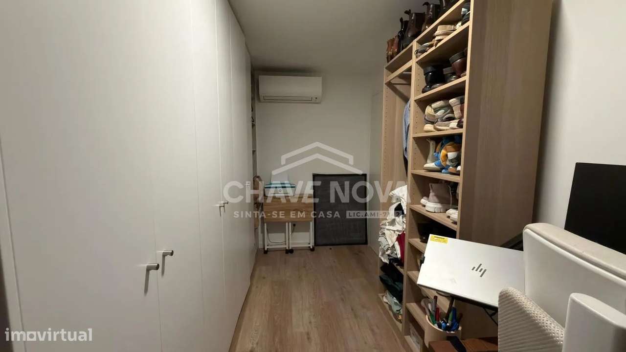 Apartamento T1+1 Como Novo c/ Lugar de Garagem em Santa Marinha (VL8)-24