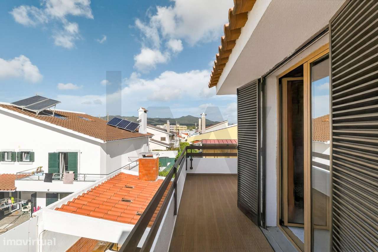 Moradia T4+1 com Piscina Coberta, Jardim e Churrasqueira em Alcoitão,-24