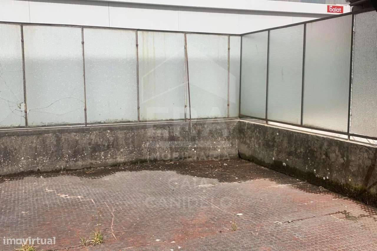 Armazém com 344m2 + terraço-2